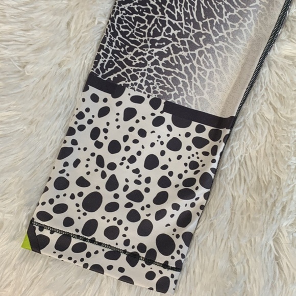 Nike Pro Black & White Animal Print Cropped Leggings - Picture 3 of 9